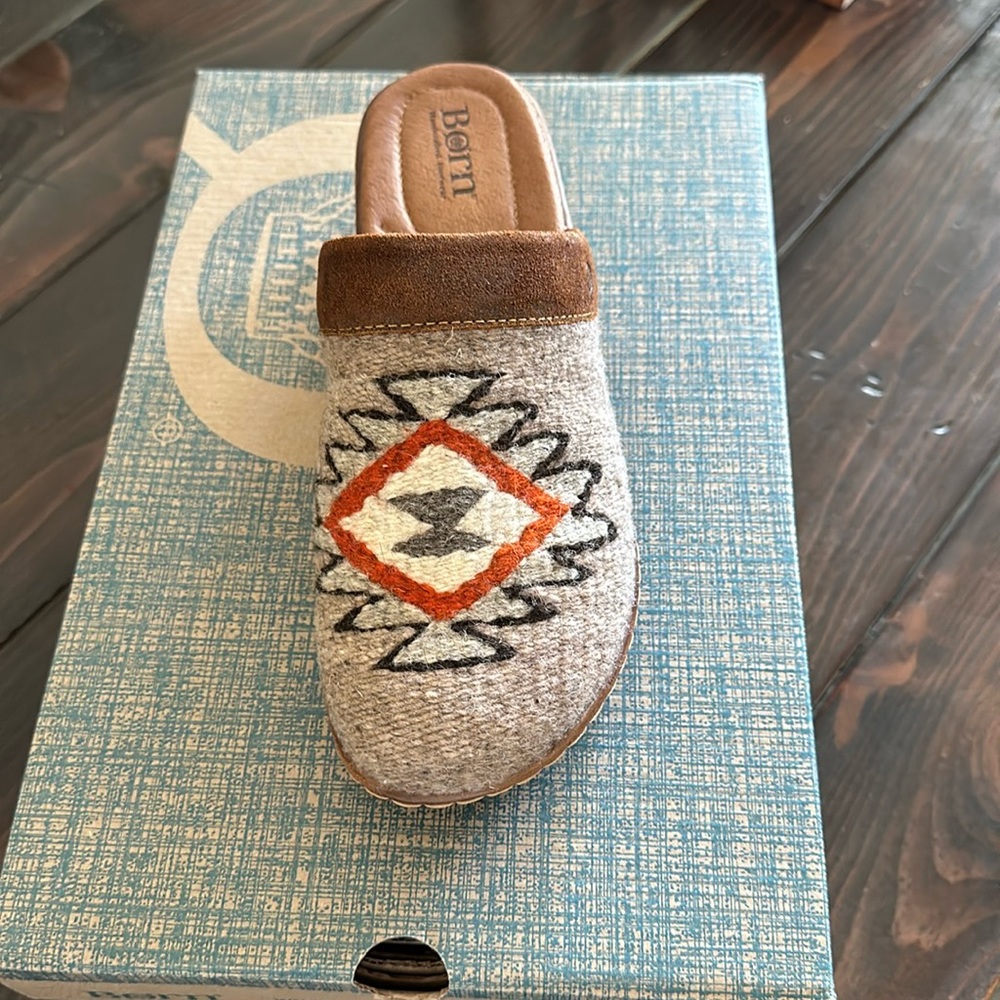 NWT-Born clogs
